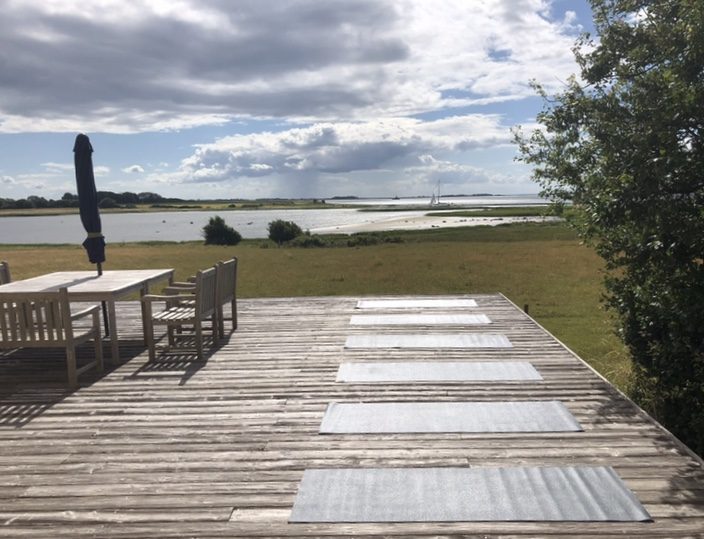 Måtter på terassen Yoga retreat Karlslunde